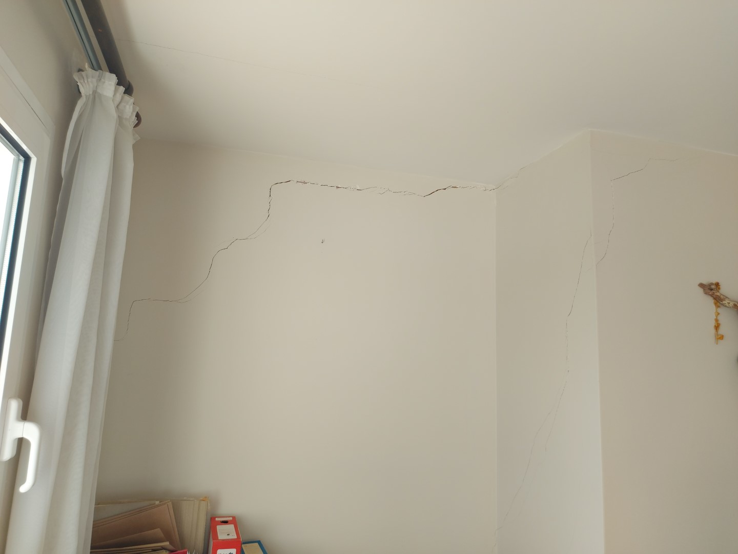 Fissure en cloisons briques plâtrières, due à la flexibilité de la dalle en béton armé :